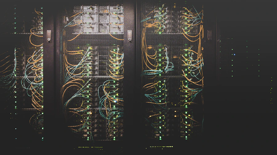 Sala de servidores com racks iluminados, infraestrutura de rede corporativa